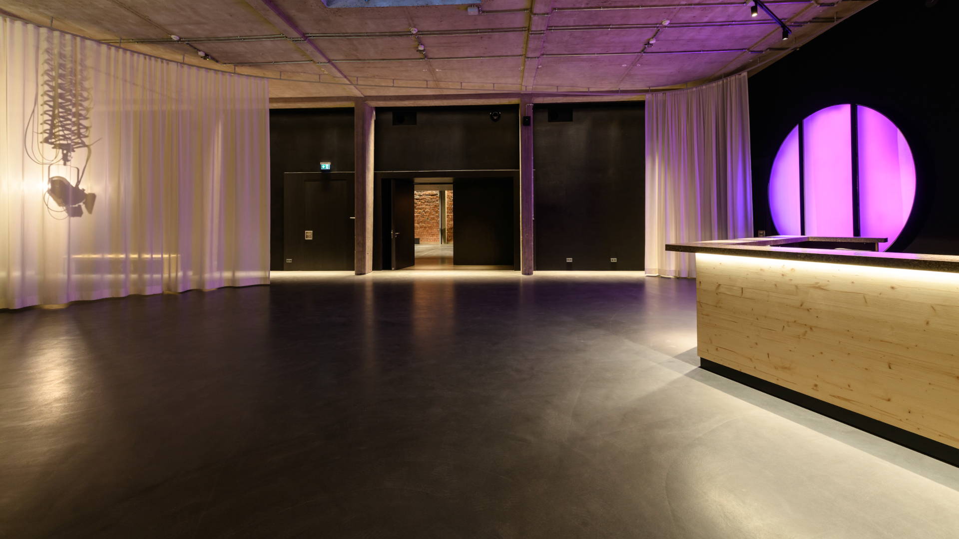 Das Atrium mit seinen hohen Decken und moderner Beleuchtung.