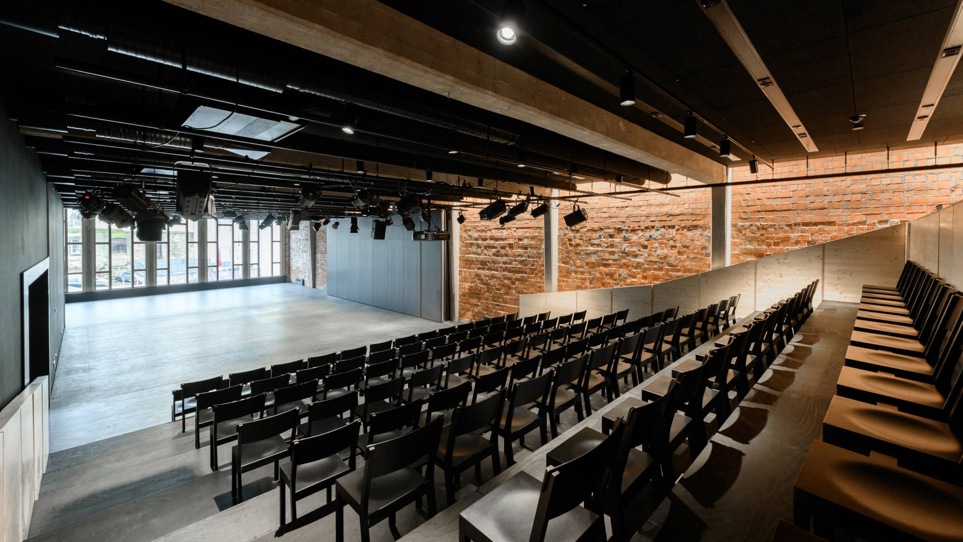 Das Theater hat eine aufsteigende Tribüne und moderne Theatertechnik.