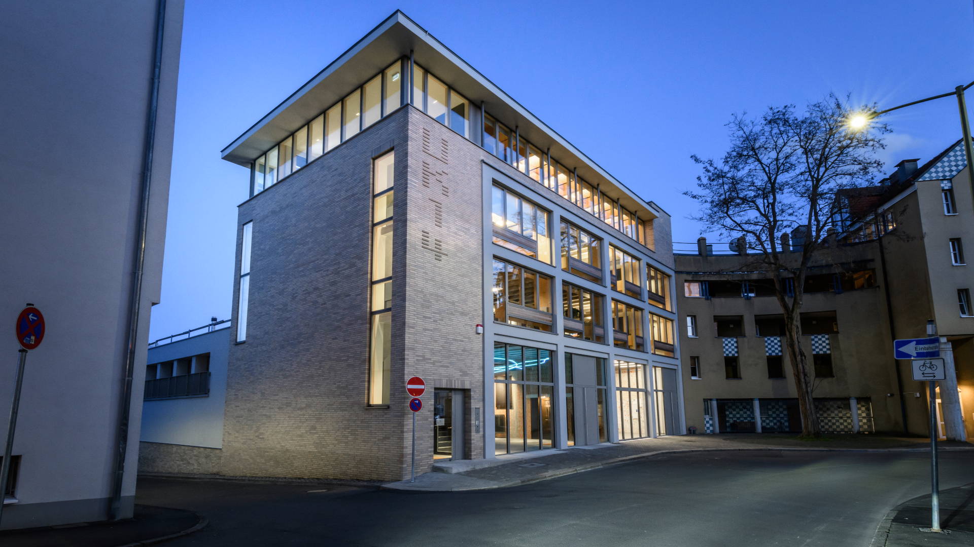 Die beleuchtete Eventlocation UK14 in der Innenstadt von Kassel.