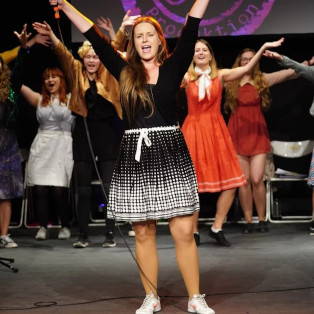 Junge Menschen spielen Theater